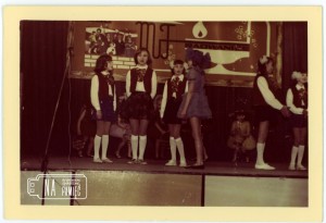 Lata 80. Występ wokalny uczniów szkoły podstawowej na scenie w nieistniejącej już sali gromadzkiej (i Kina Kujawiak)